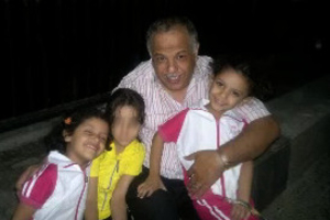 Ghassan al-Shihabi and his twin daughters © Private