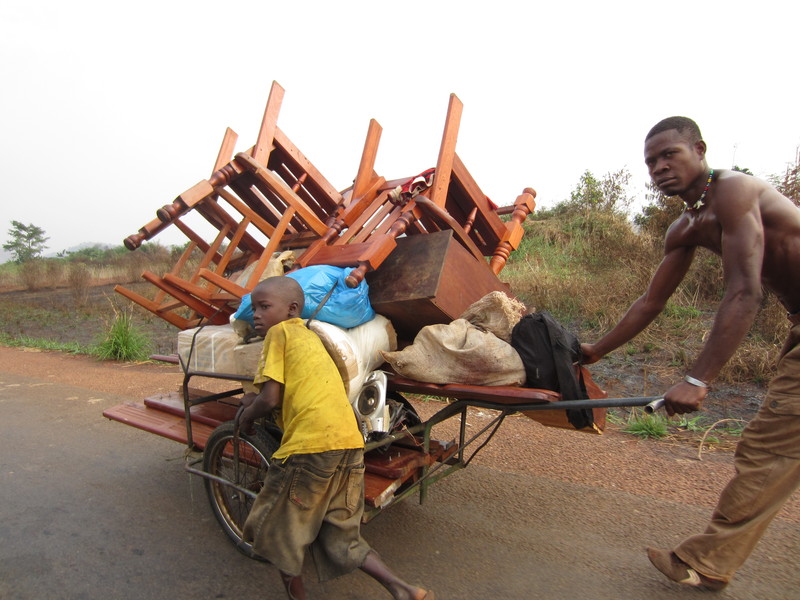Christian residents looting the homes of their Muslim neighbors, who were forcibly displaced by anti-balaka militia (Photo Credit: Amnesty International).