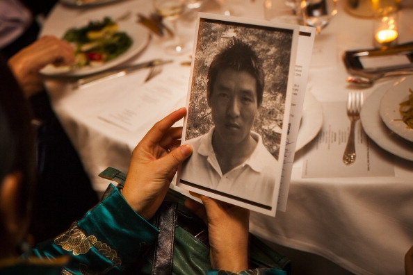 Lhamo Tso, wife of Dhondup Wangchen, holds a petition for her then-imprisoned husband at the Committee to Protect Journalists' International Freedom Awards Dinner in 2012. (Photo credit: Michael Nagle/Getty Images for Committee to Protect Journalists)
