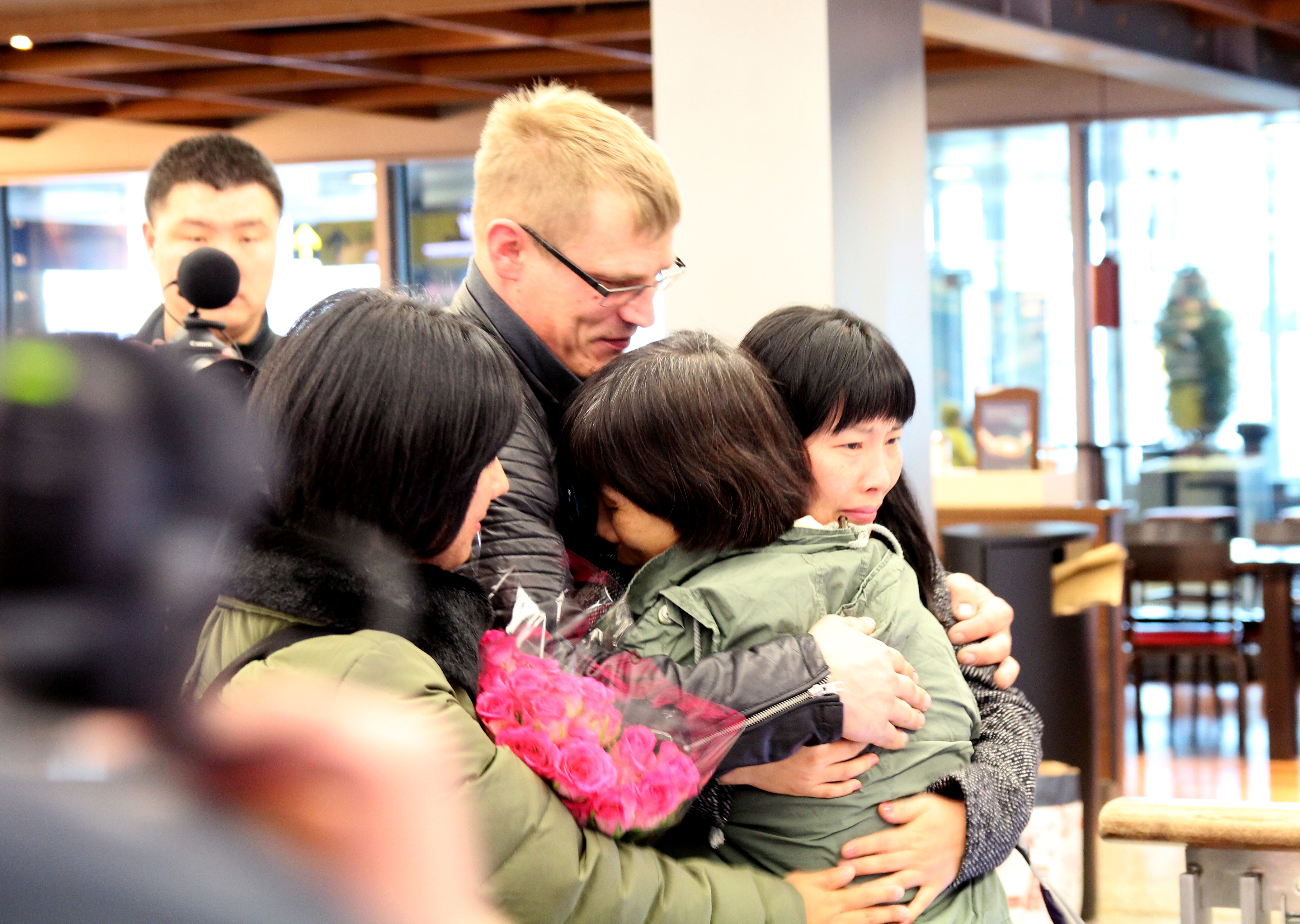 Former Chinese prisoner of conscience Chen Zhenping was greeted by her family and Amnesty International Finland activists upon her arrival to Finland.  Falun Gong practitioner Chen Zhenping was detained in August 2008 and sentenced to eight-years behind bars. While imprisoned, she endured brutal torture and ill-treatment- all because of her religious beliefs.