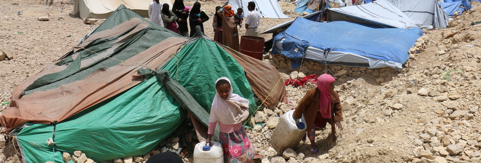 Displaced children carrying water; IDP camp in Khamir (Amran governorate).