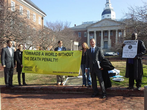 Maryland Governor Martin O'Malley and Lt. Governor Anthony Brown with Amnesty activists calling for death penalty repeal in Annapolis, Feb. 14, 2013.