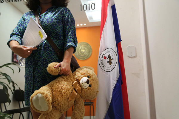 Jandira Queiroz, activism and mobilization advisor at AI Brazil at the Paraguayan consulate, Rio de Janeiro, delivering signatures for pregnant 10-year-old gir'?s case. (Photo Credit: Anistia Internacional Brasil)